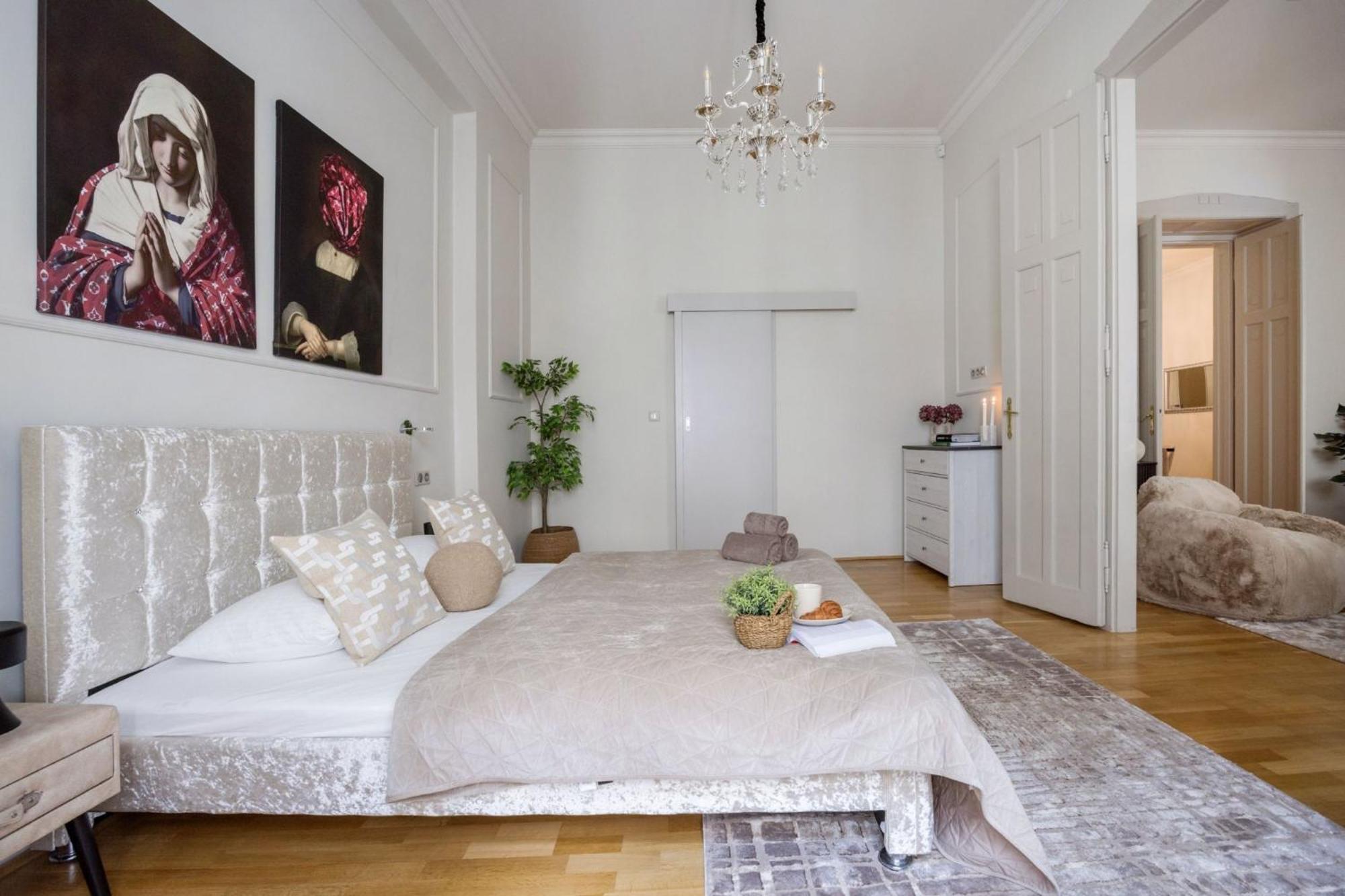 Timeless Elegant Apartment By Opera House Budapest Exterior photo
