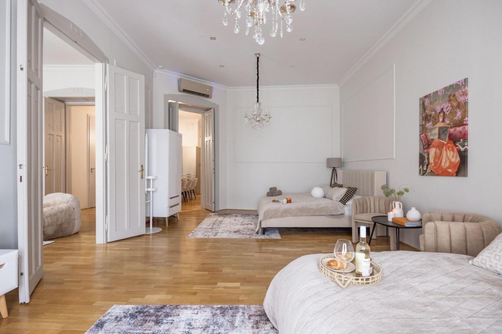 Timeless Elegant Apartment By Opera House Budapest Exterior photo