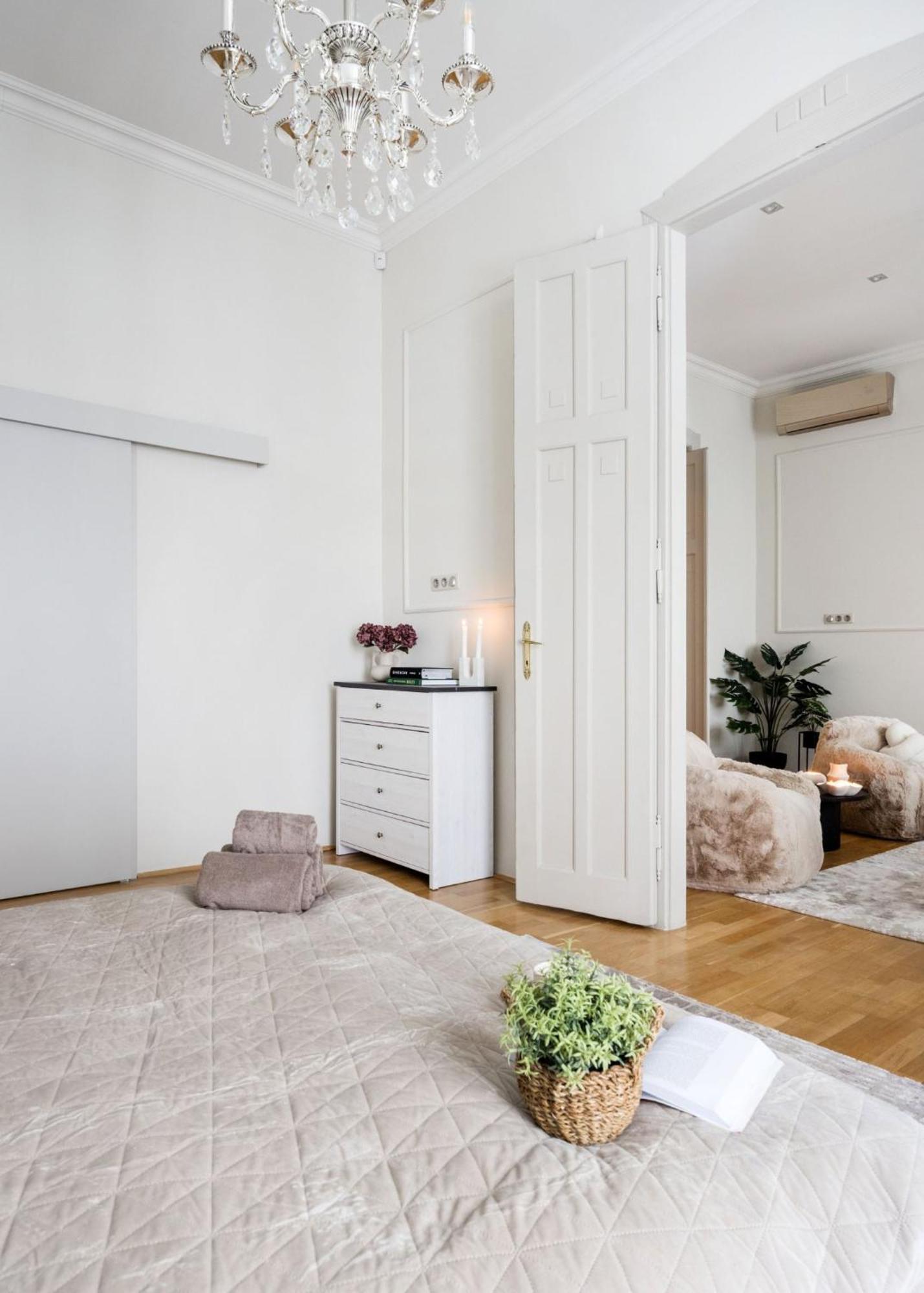 Timeless Elegant Apartment By Opera House Budapest Exterior photo